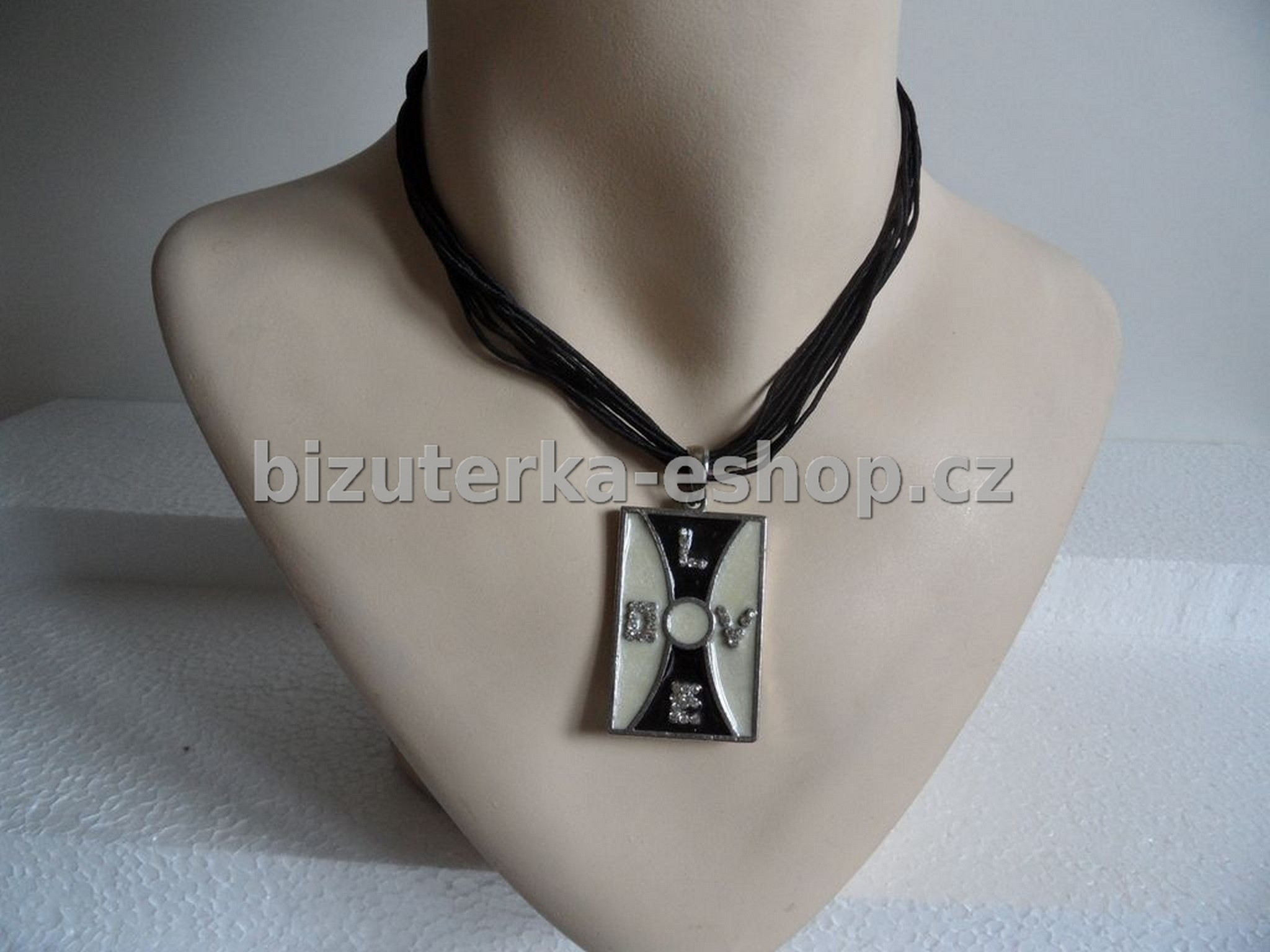 Náhrdelník s plackou černo bílý BZ-04277