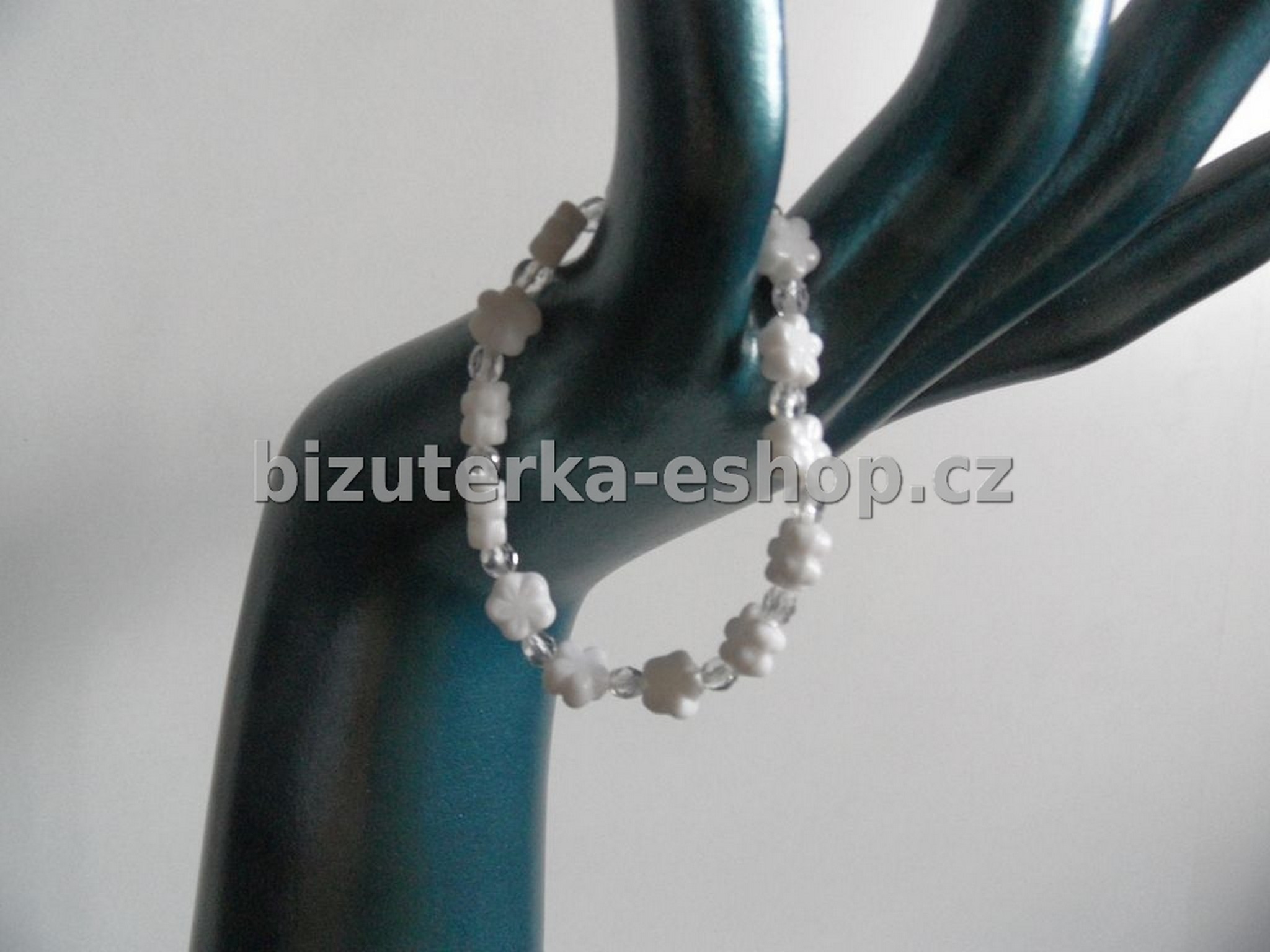 Náramek z kytiček bílý BZ-04326