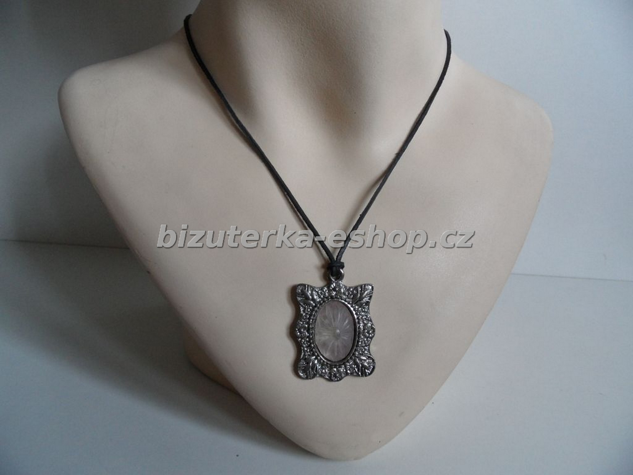 Náhrdelník na kůži s přívěškem BZ-04424