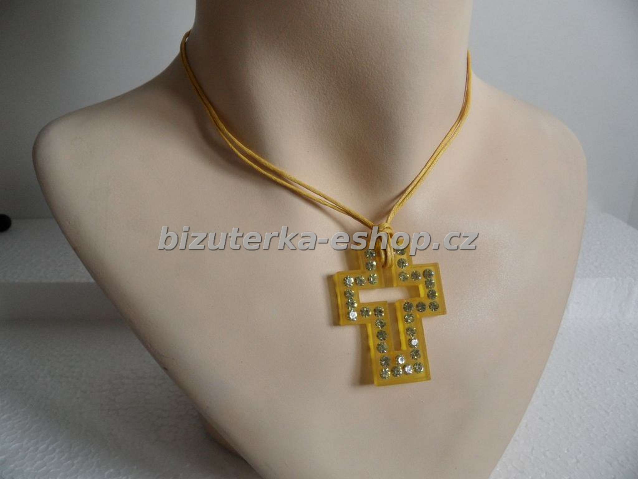 Náhrdelník kříž žlutý s kamínky  BZ-04469