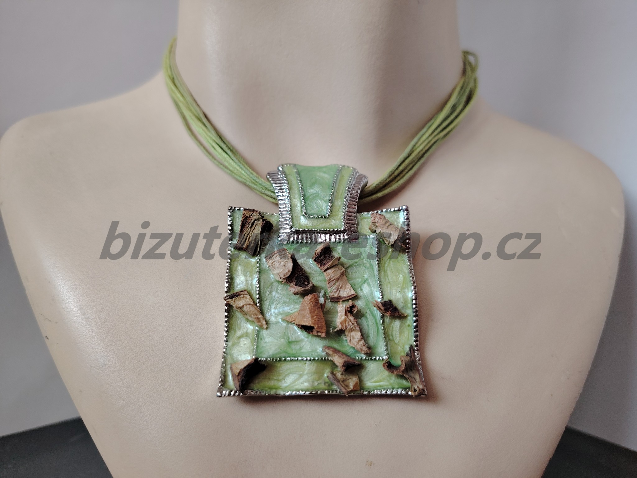 Náhrdelník s plackou zelený BZ-04789