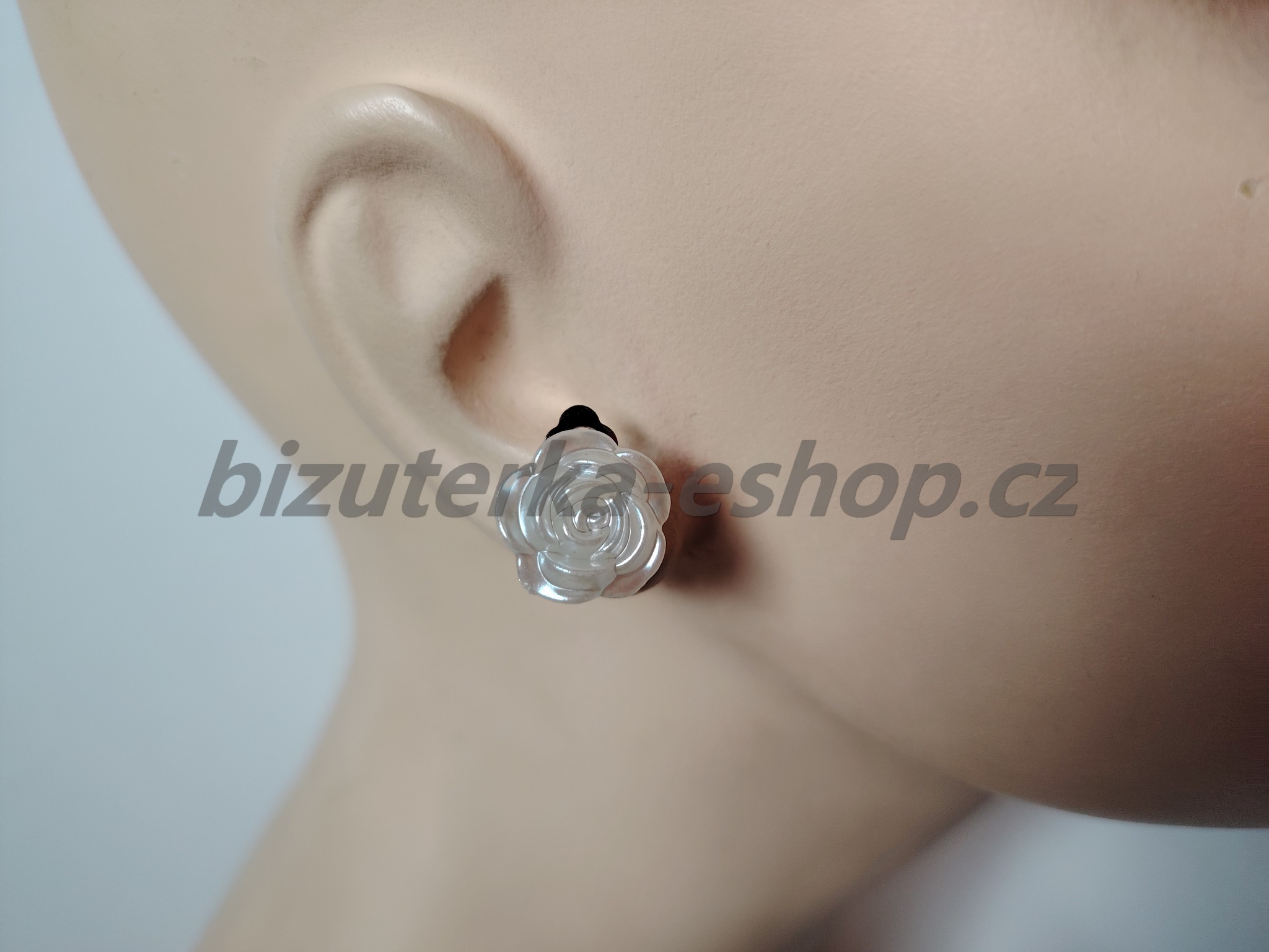 Naušnice klipsy bílé perleťové růžičky BZ-06092