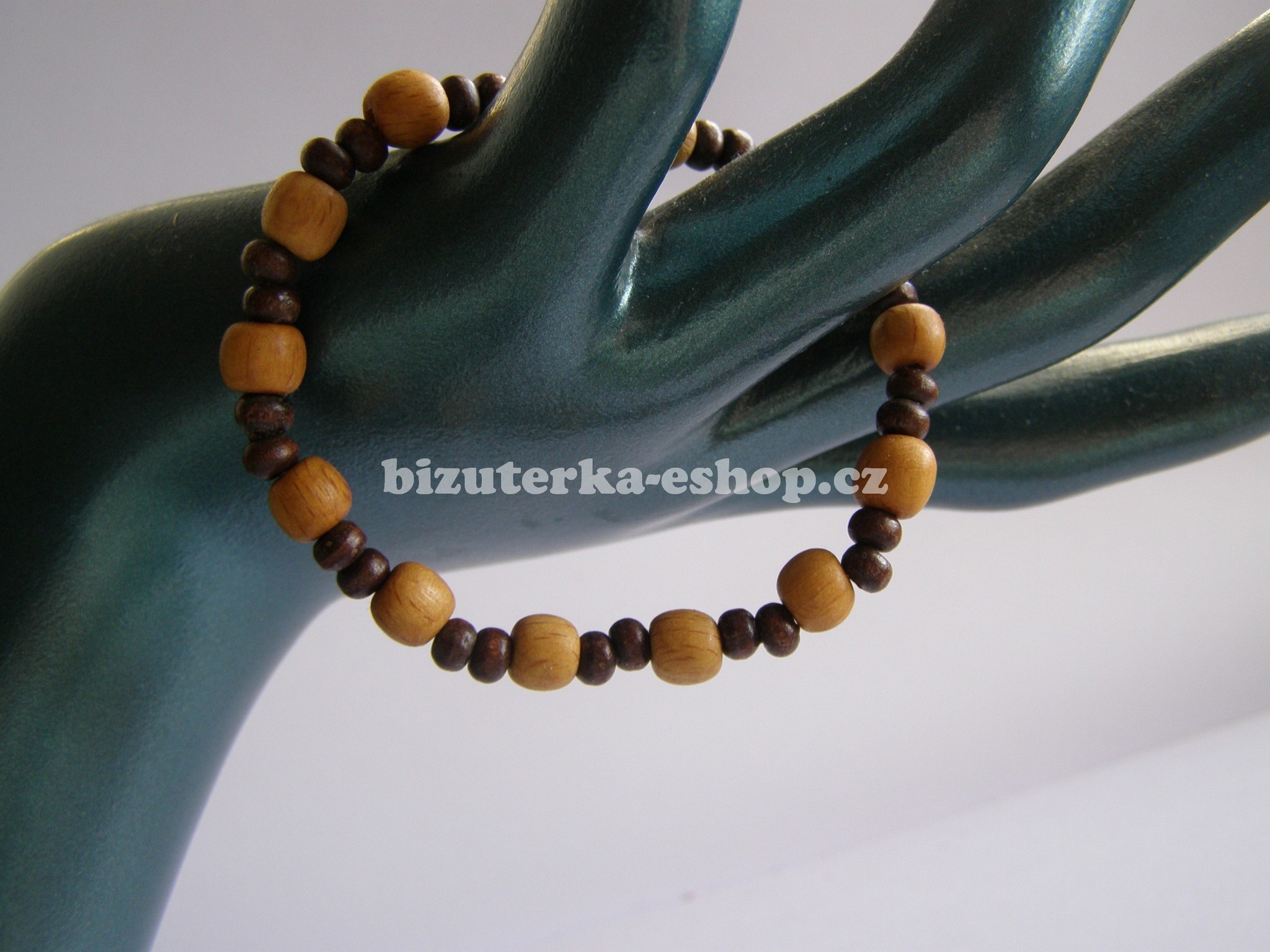 Náramek z dřevěných korálků hnědý BZ-06274