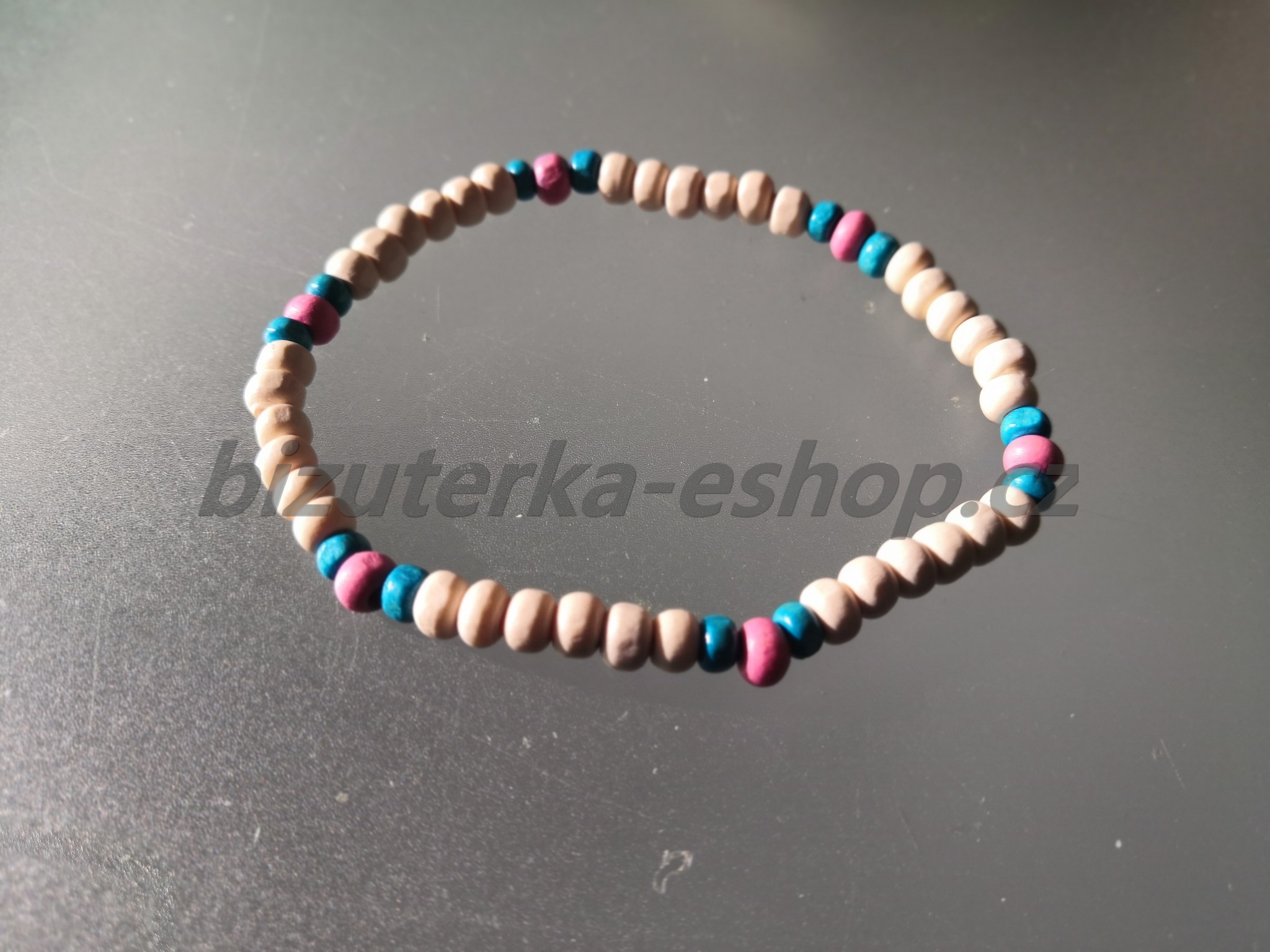 Náramek z dřevěných korálků smetanovo modro růžový BZ-071841