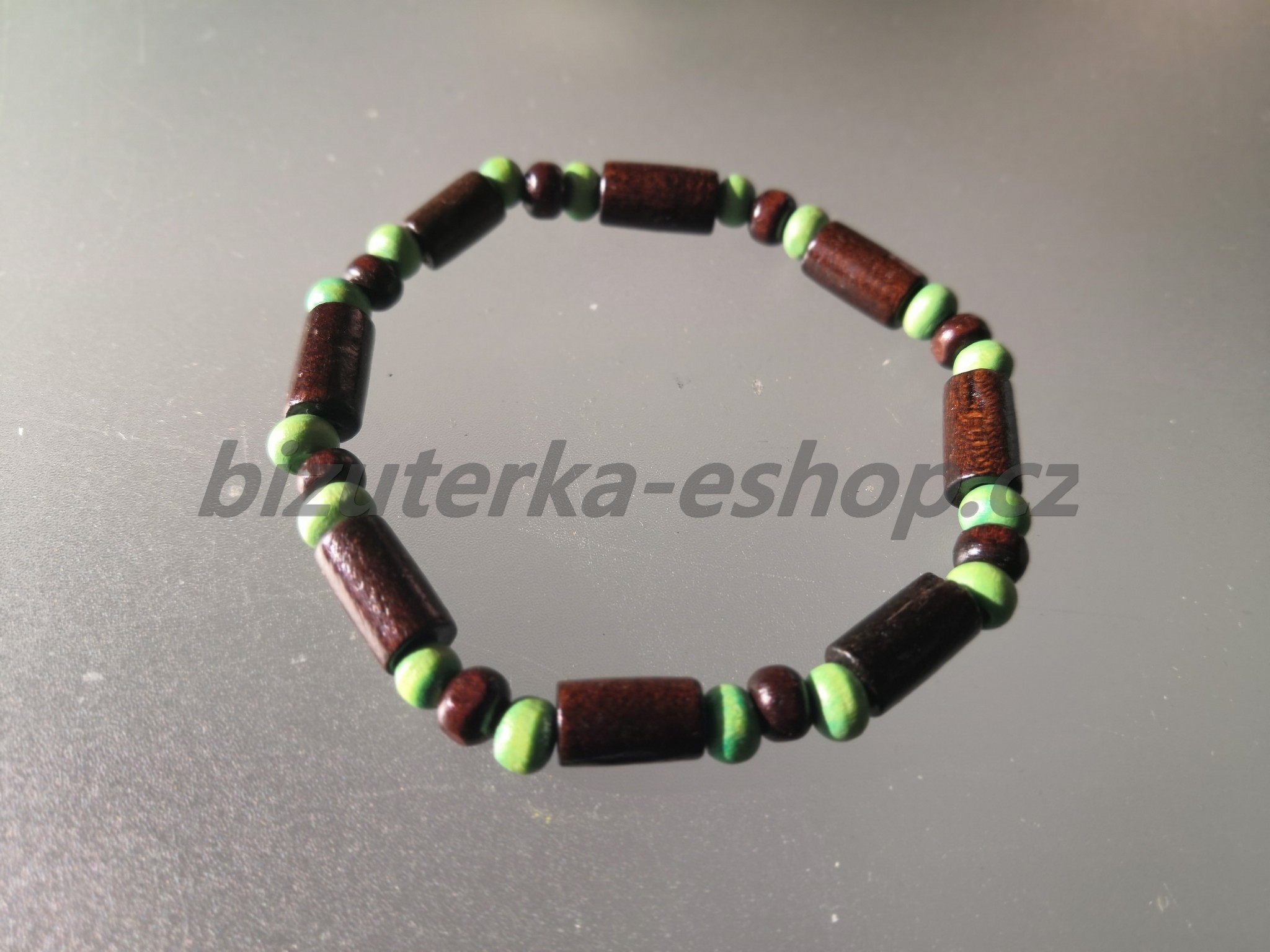 Náramek z dřevěných korálků hnědo zelený BZ-071851