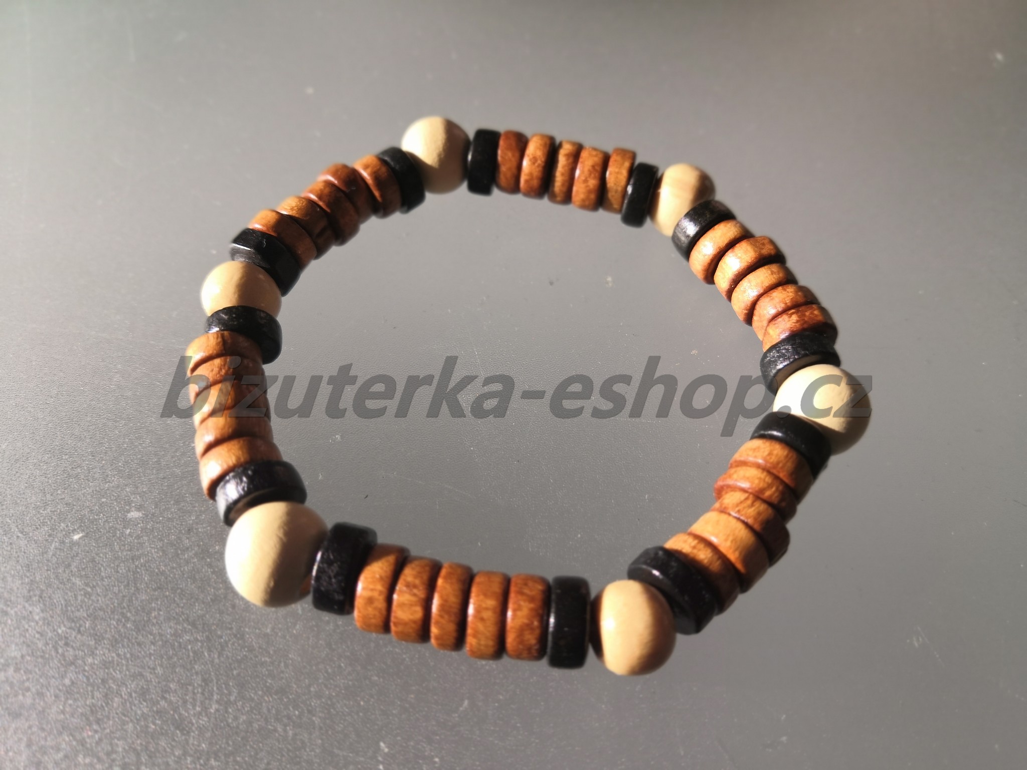 Náramek z dřevěných korálů hnědo černo smetanový BZ-071855