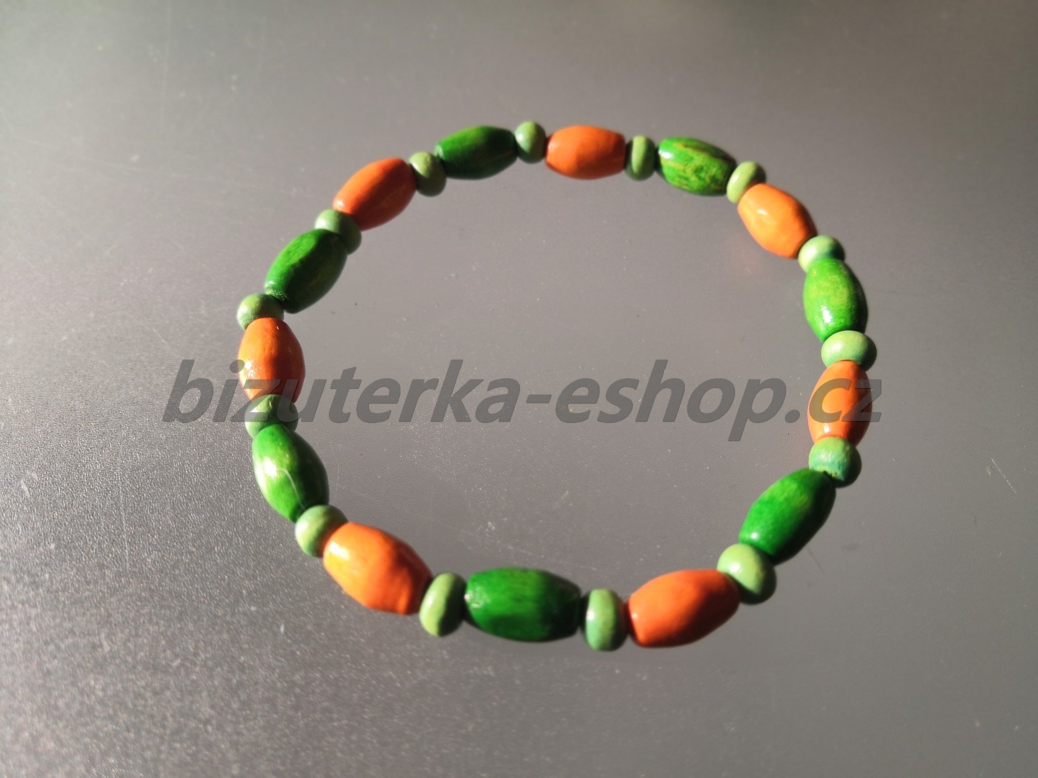 Náramek z dřevěných korálků zeleno oranžový BZ-071864