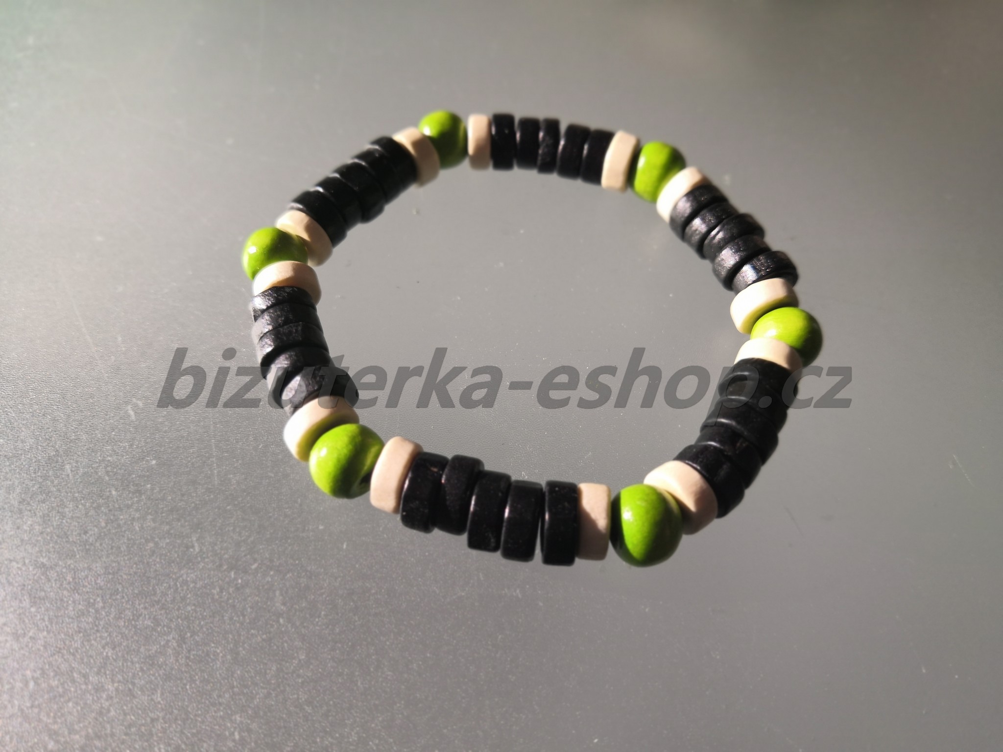Dřevěné korále na ruku černo smetanovo zelené  BZ-071873