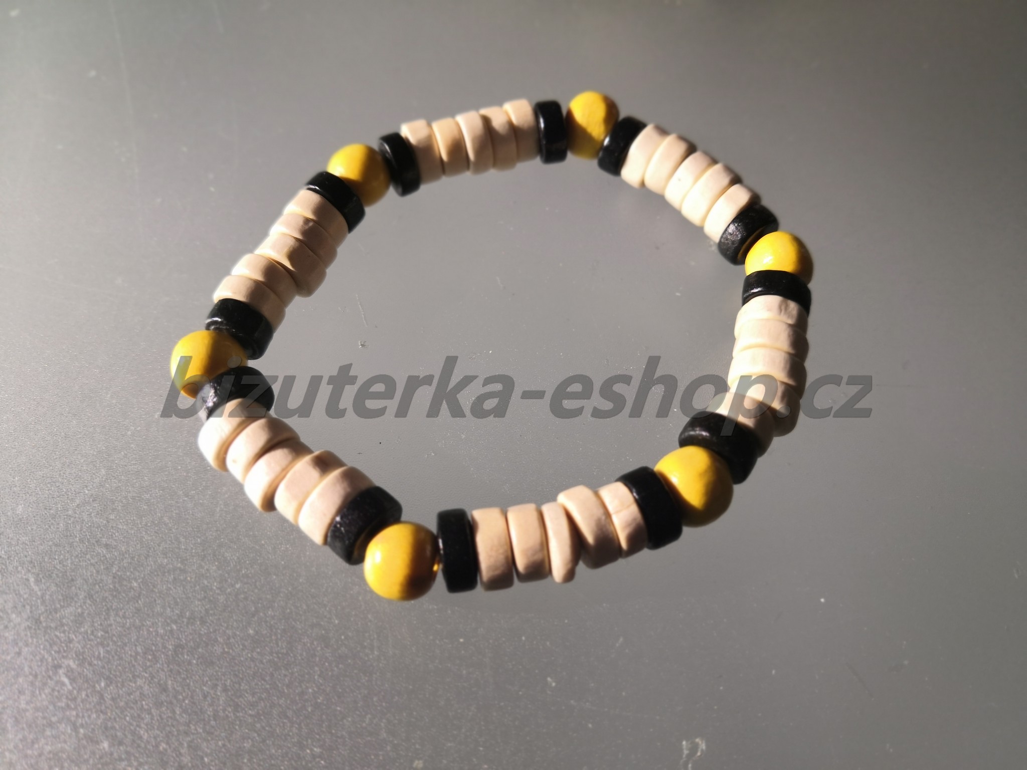 Dřevěné korále na ruku smetanovo černo žluté  BZ-071894