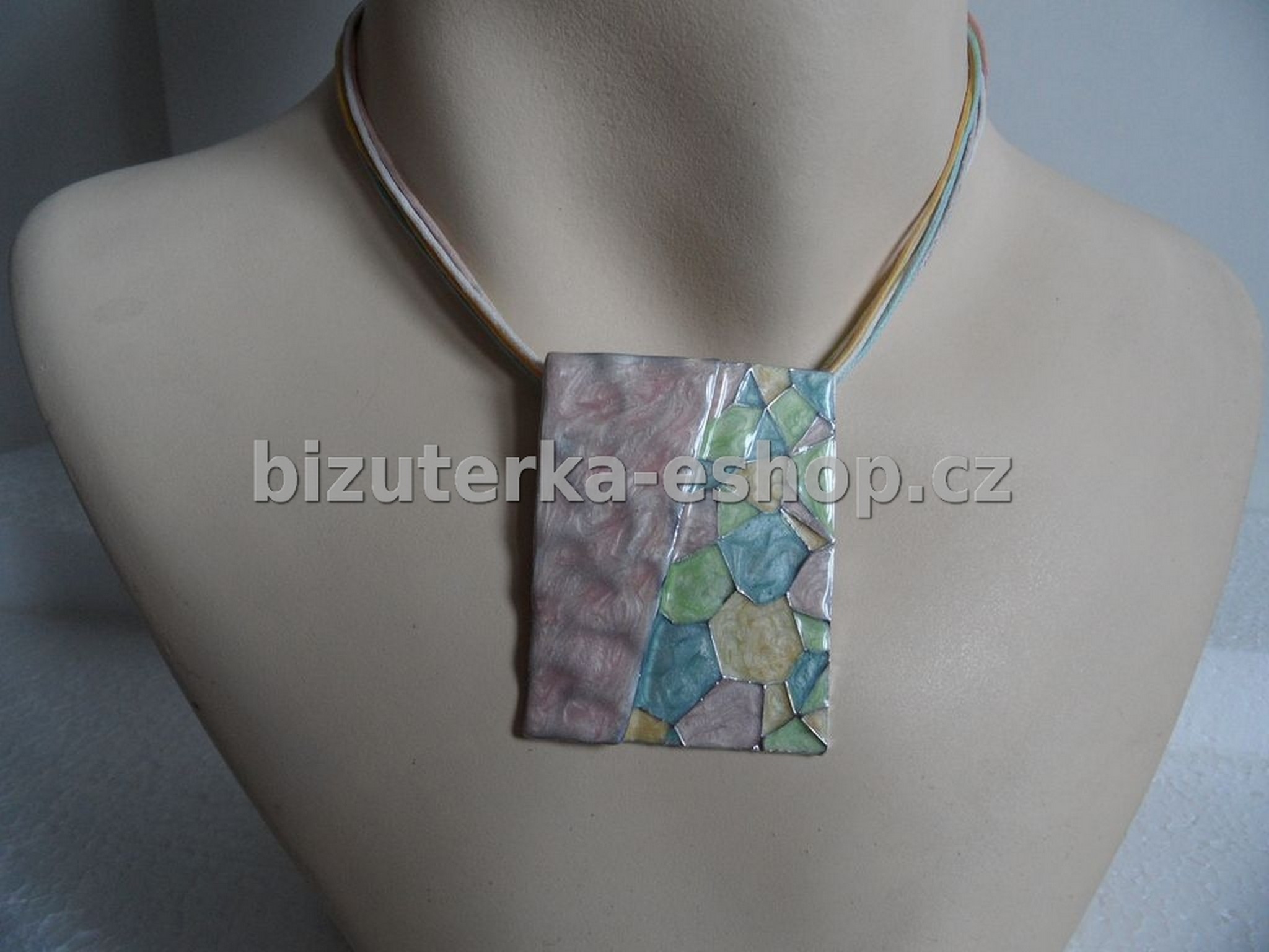 Náhrdelník s plackou barevný BZ-03530