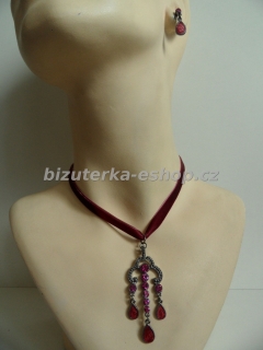 Souprava na sametce náhrdelník + naušnice vínová s kamínky  BZ-04804